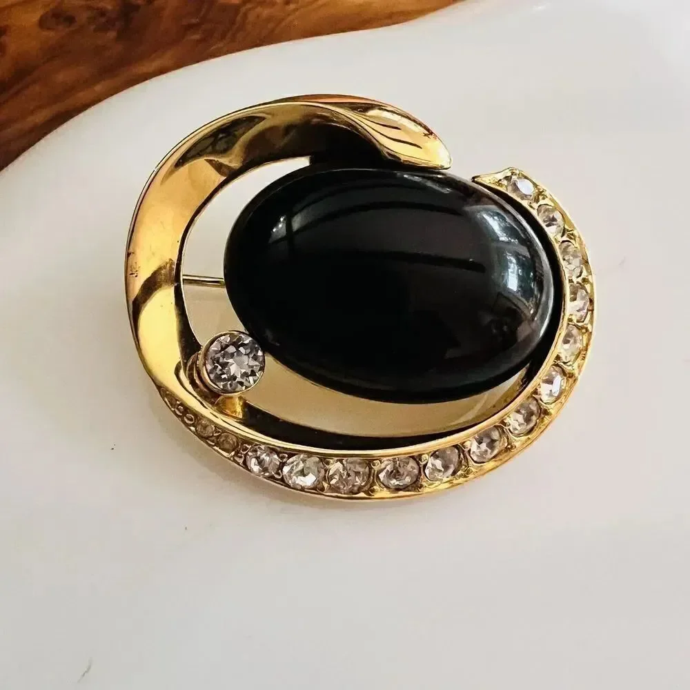 Vintage Crown Trifari Brooch Gold Tone Black Cabochon Rhinestones Mcm Swirl 4183